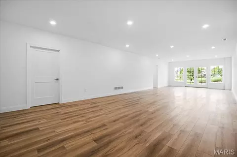 Living - 477 Parkview Ln, Eureka, MO 63025 photo 5 of 6