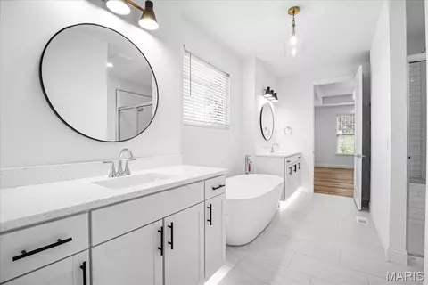 Bath - 477 Parkview Ln, Eureka, MO 63025 photo 2 of 3