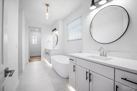 Bath - 477 Parkview Ln, Eureka, MO 63025 photo 1 of 3