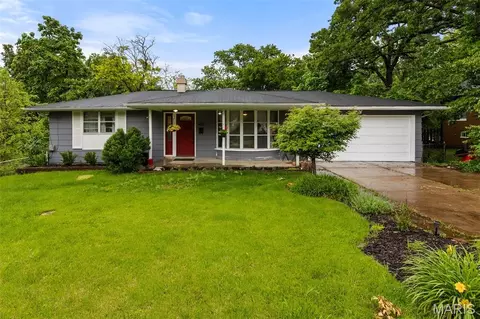 405 Oak Tree Dr, Webster Groves, MO 63119