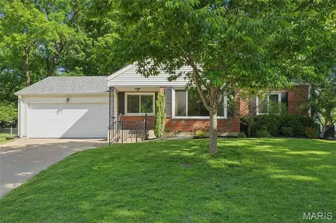 201 Sunningwell Dr, Saint Louis, MO 63119