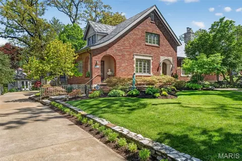 624 Locksley Pl, Webster Groves, MO 63119