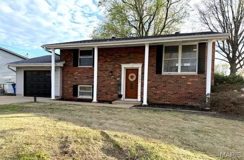 3904 Dunn Rd, Hazelwood, MO 63042