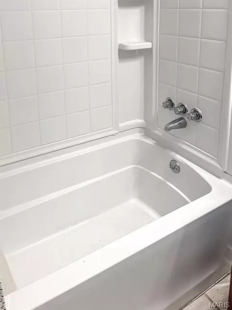Bath - 1043 Edgewood St, Springfield, MO 65807 photo 5 of 5