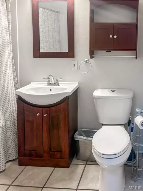 Bath - 1043 Edgewood St, Springfield, MO 65807 photo 4 of 5