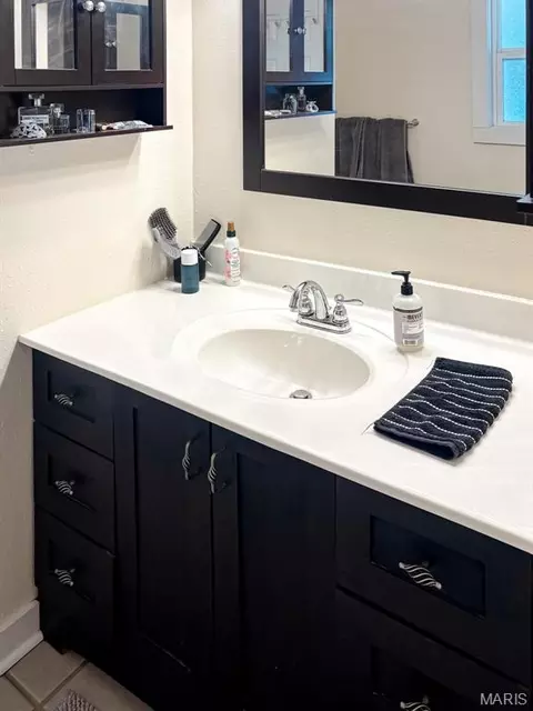 Bath - 1043 Edgewood St, Springfield, MO 65807 photo 2 of 5