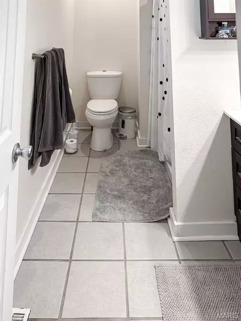 Bath - 1043 Edgewood St, Springfield, MO 65807 photo 1 of 5