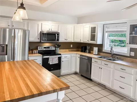 Kitchen - 1043 Edgewood St, Springfield, MO 65807 photo 4 of 6