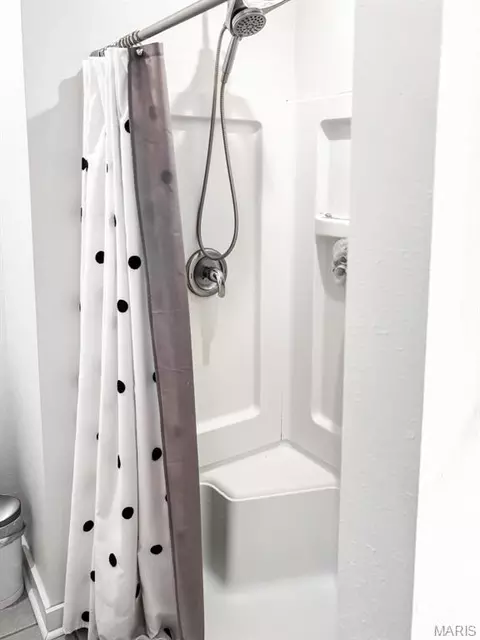 Bath - 1043 Edgewood St, Springfield, MO 65807 photo 3 of 5