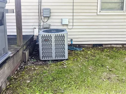 Exterior - 1043 Edgewood St, Springfield, MO 65807 photo 8 of 10