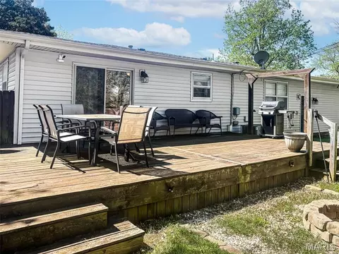 Exterior - 1043 Edgewood St, Springfield, MO 65807 photo 6 of 10