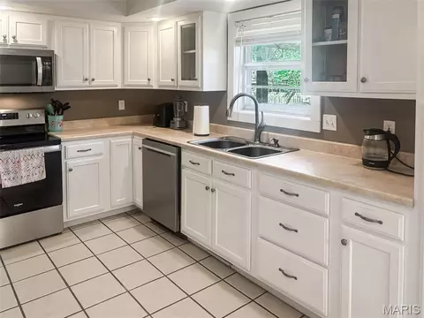 Kitchen - 1043 Edgewood St, Springfield, MO 65807 photo 5 of 6