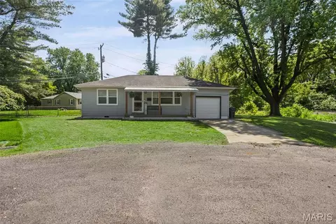 3700 Michelle Dr, Belleville, IL 62226