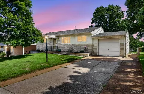 209 Freeman Dr, Mehlville, MO 63129