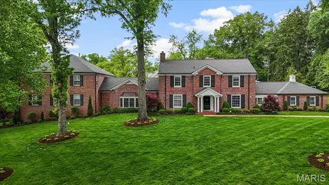 7 Greenbriar Dr, Ladue, MO 63124