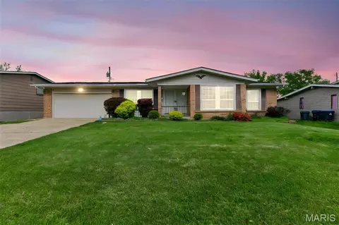1285 Flamingo Dr, Florissant, MO 63031