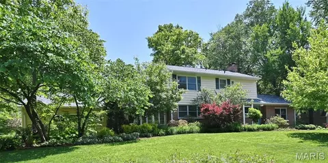 48 Webster Woods Dr, Webster Groves, MO 63119