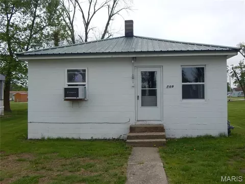 200 E Maple St, Curryville, MO 63339