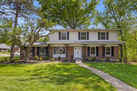 940 Fernview Dr, Creve Coeur, MO 63141