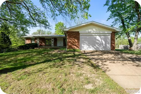 219 Barker Ln, Ballwin, MO 63021