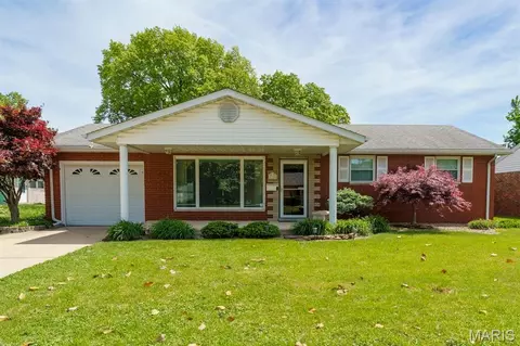 18 Cambridge Dr, Granite City, IL 62040