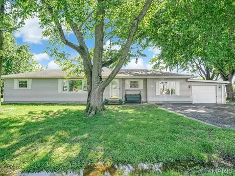 407 S Bel Aire Dr, Irvington, IL 62848