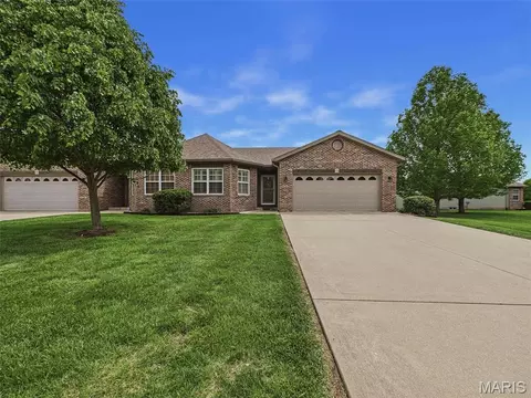 44 Brooks Dr, Bethalto, IL 62010