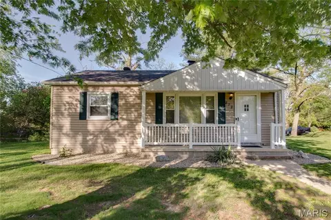 872 Oakwood Ln, East Alton, IL 62024