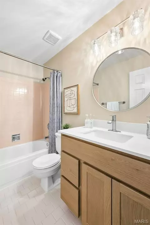 Bath - 2412 Parkmoor Ct, Ballwin, MO 63021 photo 6 of 7