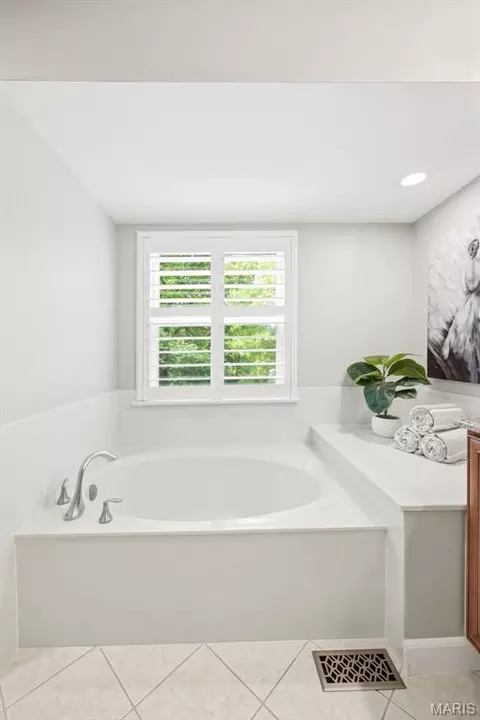 Bath - 2412 Parkmoor Ct, Ballwin, MO 63021 photo 5 of 7
