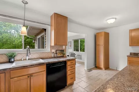 Kitchen - 903 Parma Dr, Ballwin, MO 63021 photo 5 of 6