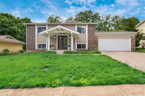 903 Parma Dr, Ballwin, MO 63021