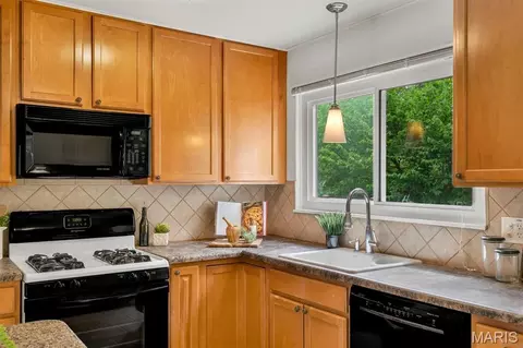 Kitchen - 903 Parma Dr, Ballwin, MO 63021 photo 3 of 6