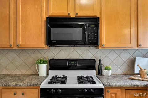 Kitchen - 903 Parma Dr, Ballwin, MO 63021 photo 4 of 6