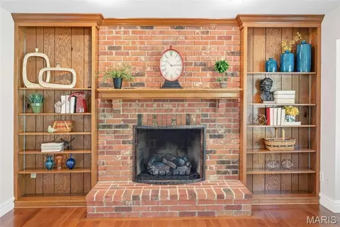 Living - 180 Spring Oaks Dr, Ballwin, MO 63011 photo 4 of 9