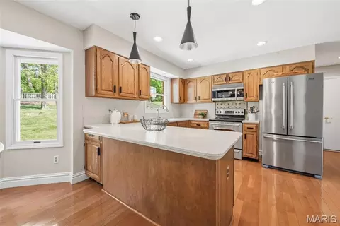 Kitchen - 180 Spring Oaks Dr, Ballwin, MO 63011 photo 4 of 5