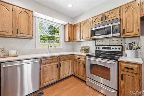 Kitchen - 180 Spring Oaks Dr, Ballwin, MO 63011 photo 2 of 5