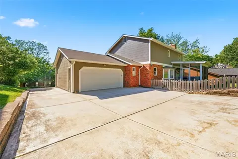 Exterior - 180 Spring Oaks Dr, Ballwin, MO 63011 photo 10 of 18