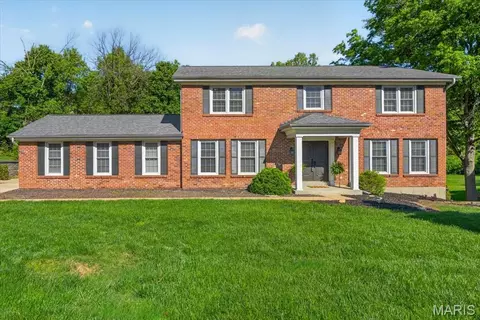 395 Royal Valley Dr, Creve Coeur, MO 63141