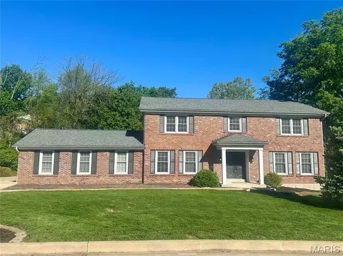 395 Royal Valley Dr, Creve Coeur, MO 63141