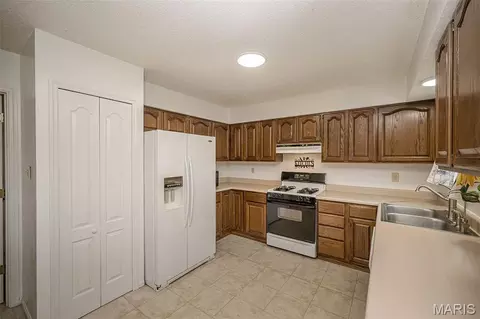 Kitchen - 14 Beckewith Trl, O'fallon, MO 63368 photo 2 of 6