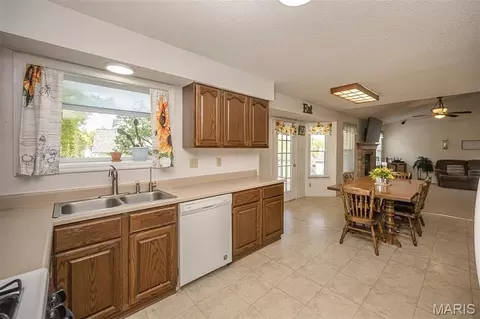 Kitchen - 14 Beckewith Trl, O'fallon, MO 63368 photo 3 of 6