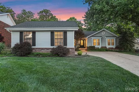 876 Sugar Hill Dr, Manchester, MO 63021