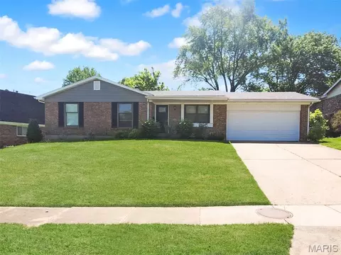 3660 Parc Chateau Ln, Florissant, MO 63033