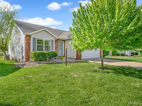 4 Jason Dr, Glen Carbon, IL 62034