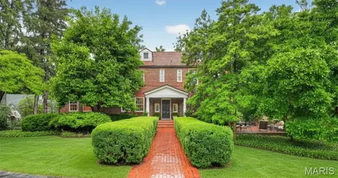 9111 Clayton Rd, Saint Louis, MO 63124