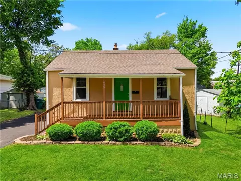 927 N Elm Ave, Webster Groves, MO 63119