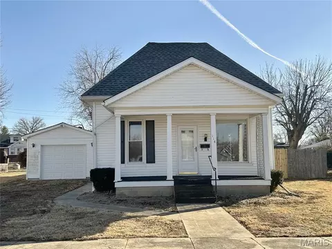 114 E Rowe St, Roodhouse, IL 62082