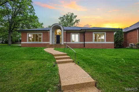 8333 Kingsbury Blvd, Clayton, MO 63105