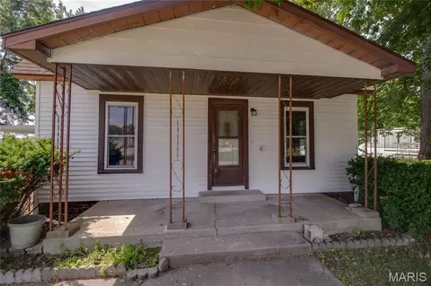 Exterior - 334 E Malone St, Palmyra, IL 62674 photo 2 of 13